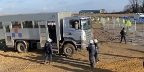 RWE-Fahrzeug als Gefangenentransporter mit Polizei