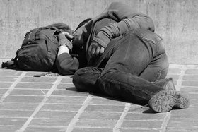 schlafender Obdachloser (Symbolbild)